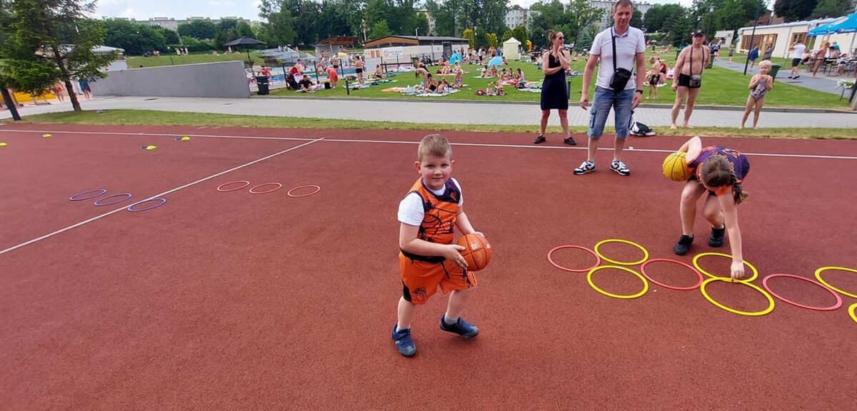 W ubiegłą sobotę (26.06) otwarte zostało kąpielisko przy ul. Ratowników w Nowym Bytomiu. Dzień później na rudzian odwiedzających basen czekał szereg atrakcji.