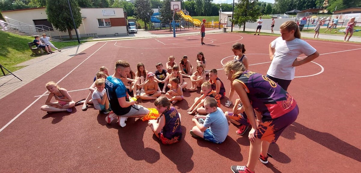 W ubiegłą sobotę (26.06) otwarte zostało kąpielisko przy ul. Ratowników w Nowym Bytomiu. Dzień później na rudzian odwiedzających basen czekał szereg atrakcji.