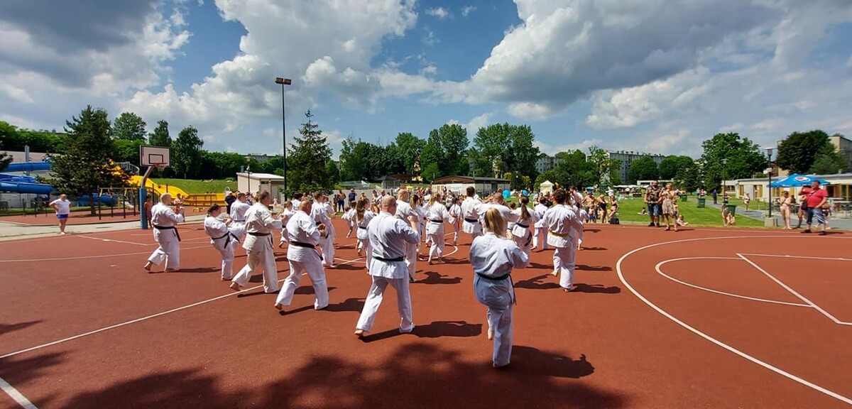 W ubiegłą sobotę (26.06) otwarte zostało kąpielisko przy ul. Ratowników w Nowym Bytomiu. Dzień później na rudzian odwiedzających basen czekał szereg atrakcji.