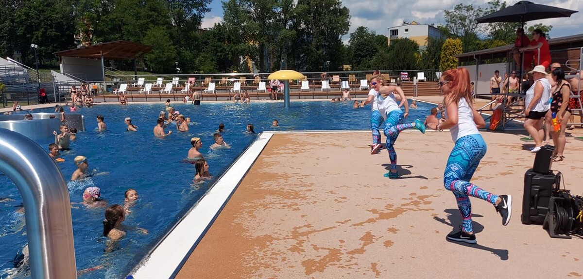 W ubiegłą sobotę (26.06) otwarte zostało kąpielisko przy ul. Ratowników w Nowym Bytomiu. Dzień później na rudzian odwiedzających basen czekał szereg atrakcji.
