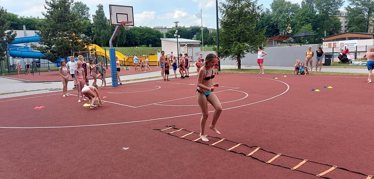 W ubiegłą sobotę (26.06) otwarte zostało kąpielisko przy ul. Ratowników w Nowym Bytomiu. Dzień później na rudzian odwiedzających basen czekał szereg atrakcji.