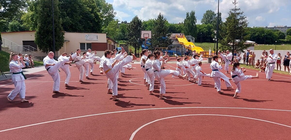 W ubiegłą sobotę (26.06) otwarte zostało kąpielisko przy ul. Ratowników w Nowym Bytomiu. Dzień później na rudzian odwiedzających basen czekał szereg atrakcji.