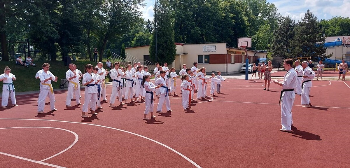 W ubiegłą sobotę (26.06) otwarte zostało kąpielisko przy ul. Ratowników w Nowym Bytomiu. Dzień później na rudzian odwiedzających basen czekał szereg atrakcji.
