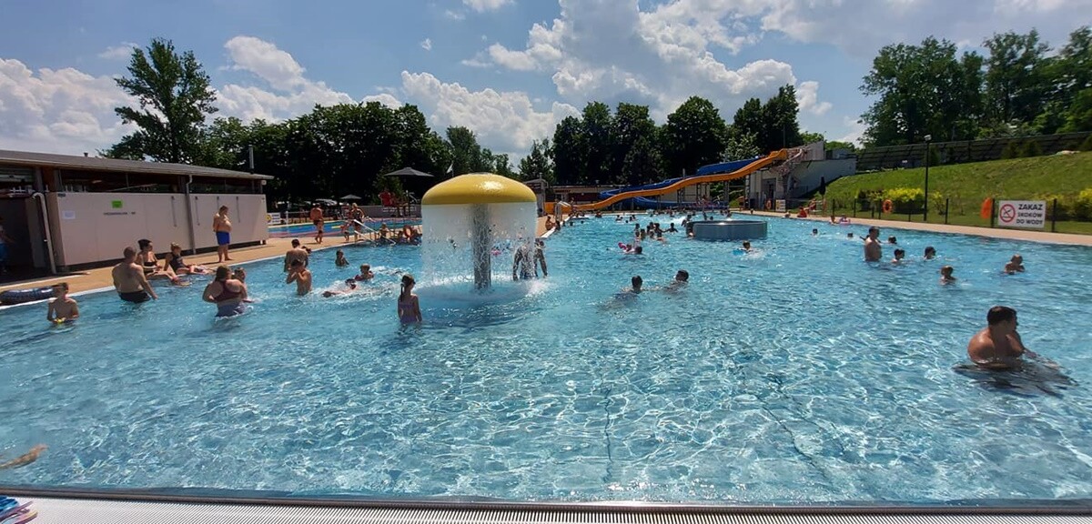 W ubiegłą sobotę (26.06) otwarte zostało kąpielisko przy ul. Ratowników w Nowym Bytomiu. Dzień później na rudzian odwiedzających basen czekał szereg atrakcji.