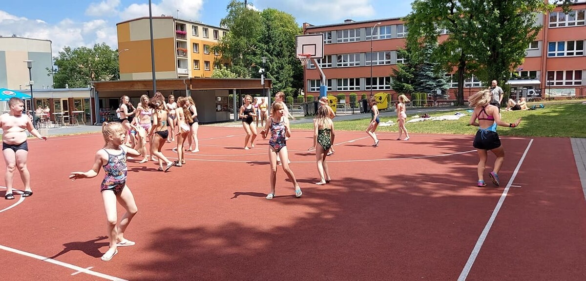 W ubiegłą sobotę (26.06) otwarte zostało kąpielisko przy ul. Ratowników w Nowym Bytomiu. Dzień później na rudzian odwiedzających basen czekał szereg atrakcji.