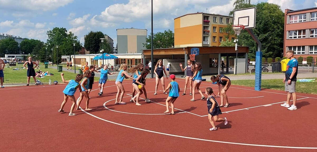 W ubiegłą sobotę (26.06) otwarte zostało kąpielisko przy ul. Ratowników w Nowym Bytomiu. Dzień później na rudzian odwiedzających basen czekał szereg atrakcji.
