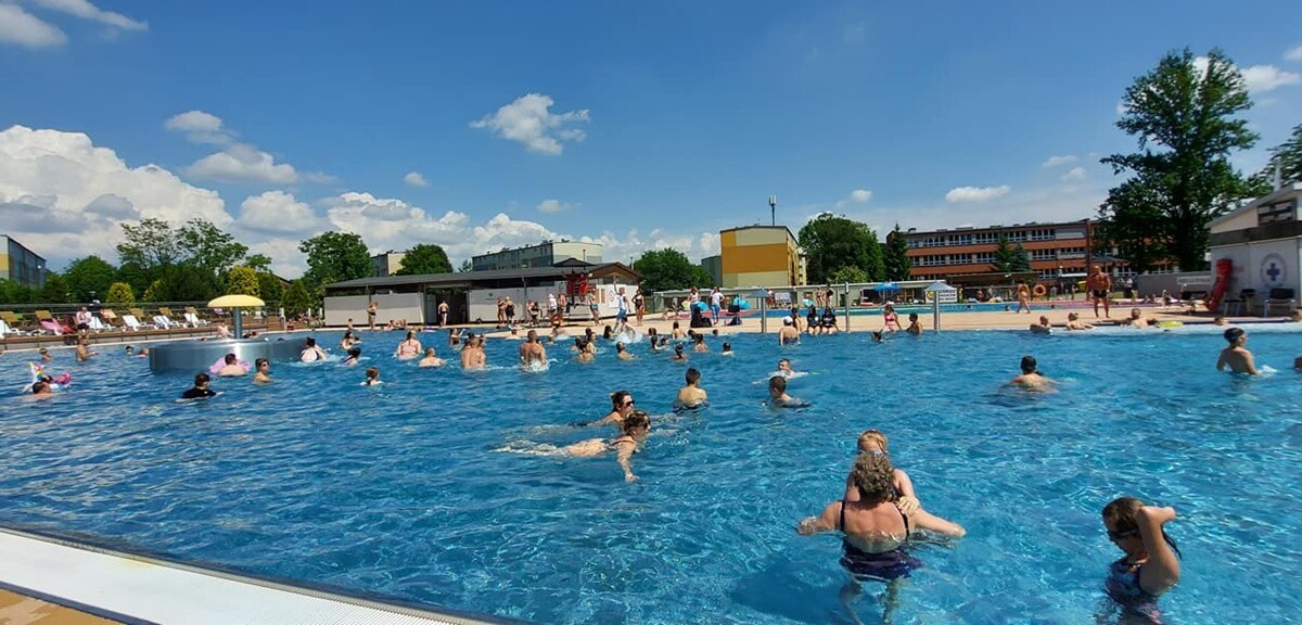 W ubiegłą sobotę (26.06) otwarte zostało kąpielisko przy ul. Ratowników w Nowym Bytomiu. Dzień później na rudzian odwiedzających basen czekał szereg atrakcji.