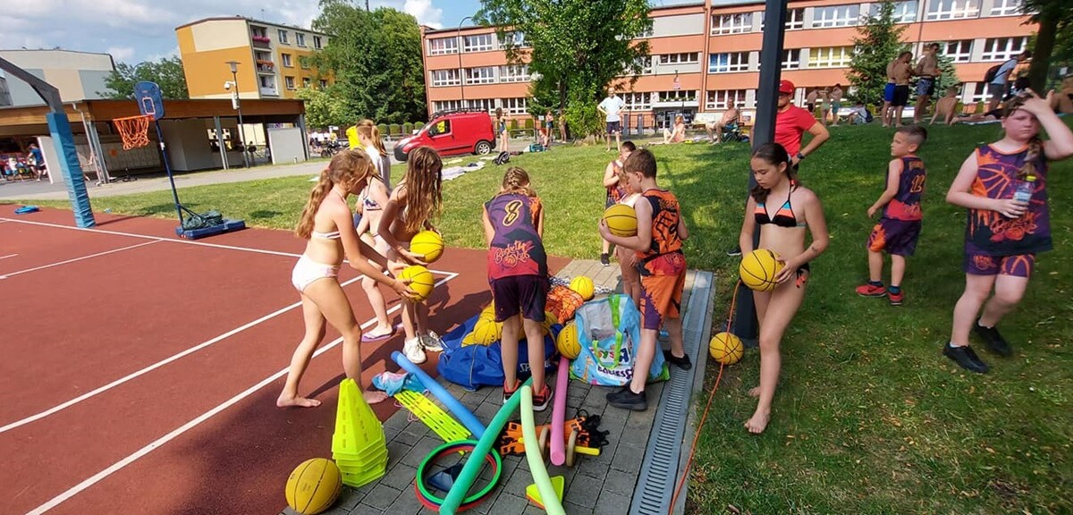W ubiegłą sobotę (26.06) otwarte zostało kąpielisko przy ul. Ratowników w Nowym Bytomiu. Dzień później na rudzian odwiedzających basen czekał szereg atrakcji.