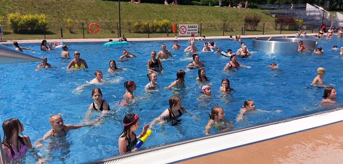 W ubiegłą sobotę (26.06) otwarte zostało kąpielisko przy ul. Ratowników w Nowym Bytomiu. Dzień później na rudzian odwiedzających basen czekał szereg atrakcji.