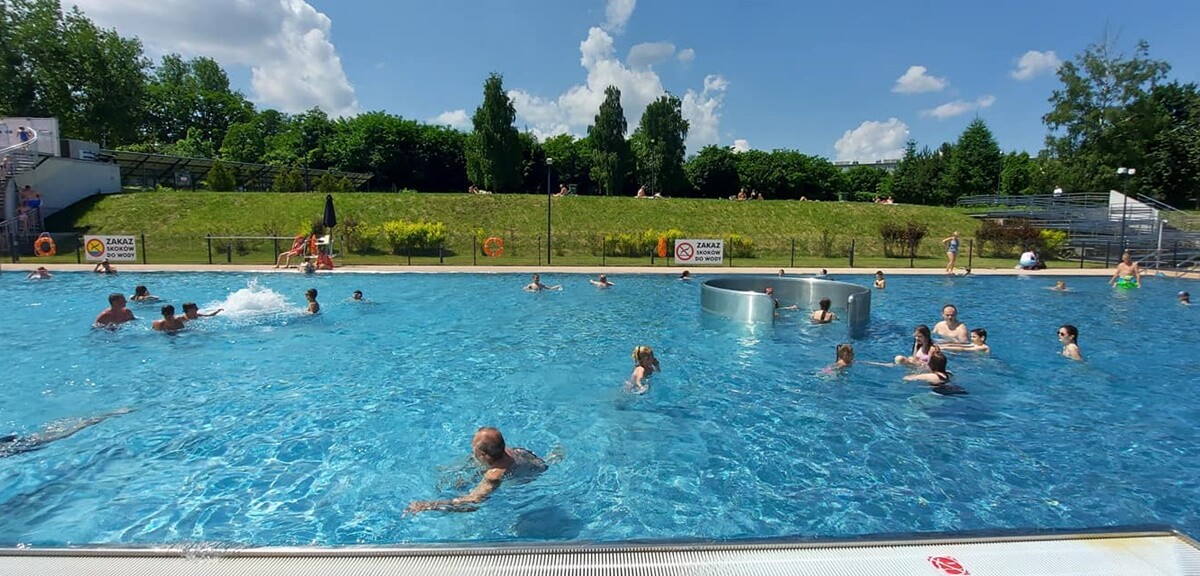 W ubiegłą sobotę (26.06) otwarte zostało kąpielisko przy ul. Ratowników w Nowym Bytomiu. Dzień później na rudzian odwiedzających basen czekał szereg atrakcji.