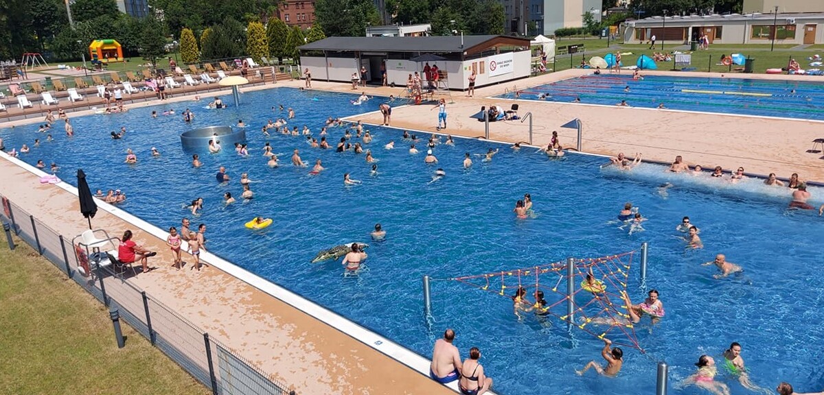 W ubiegłą sobotę (26.06) otwarte zostało kąpielisko przy ul. Ratowników w Nowym Bytomiu. Dzień później na rudzian odwiedzających basen czekał szereg atrakcji.