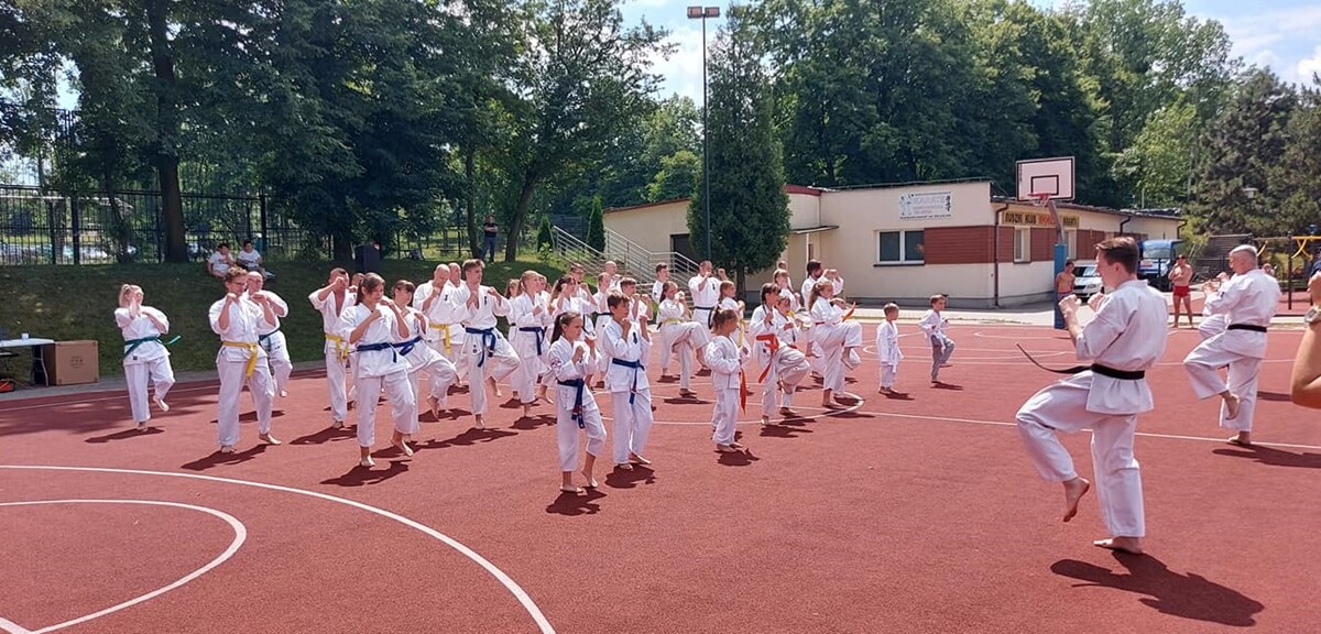 W ubiegłą sobotę (26.06) otwarte zostało kąpielisko przy ul. Ratowników w Nowym Bytomiu. Dzień później na rudzian odwiedzających basen czekał szereg atrakcji.