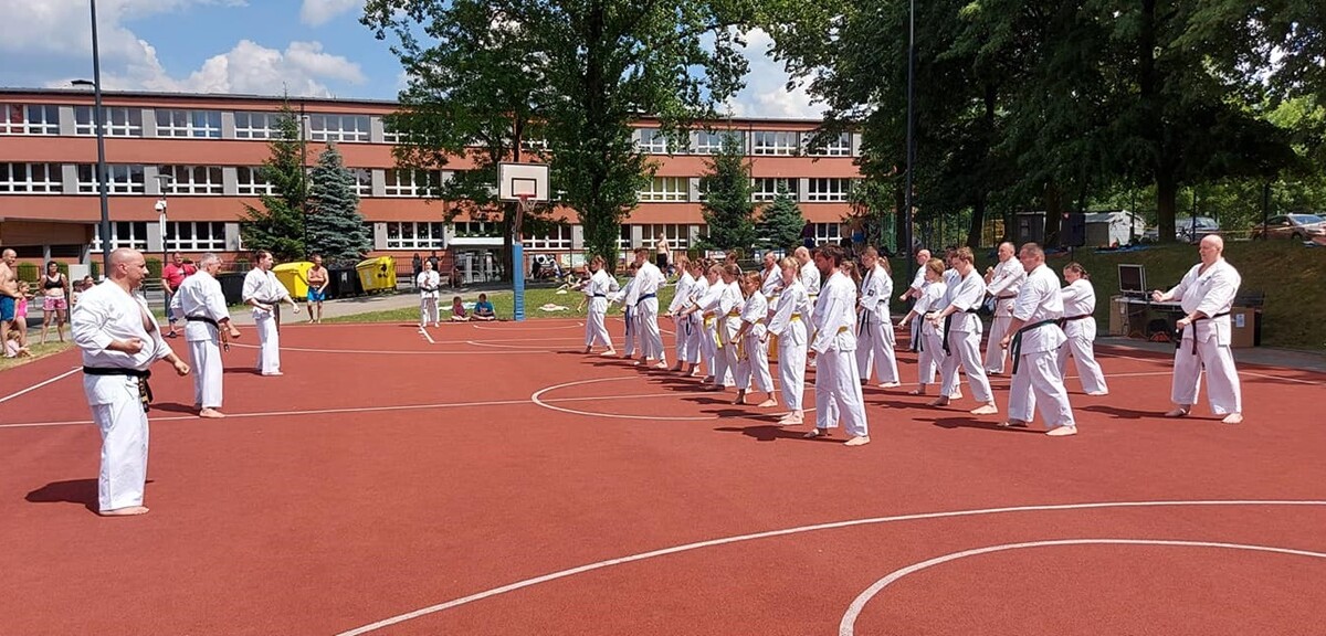 W ubiegłą sobotę (26.06) otwarte zostało kąpielisko przy ul. Ratowników w Nowym Bytomiu. Dzień później na rudzian odwiedzających basen czekał szereg atrakcji.