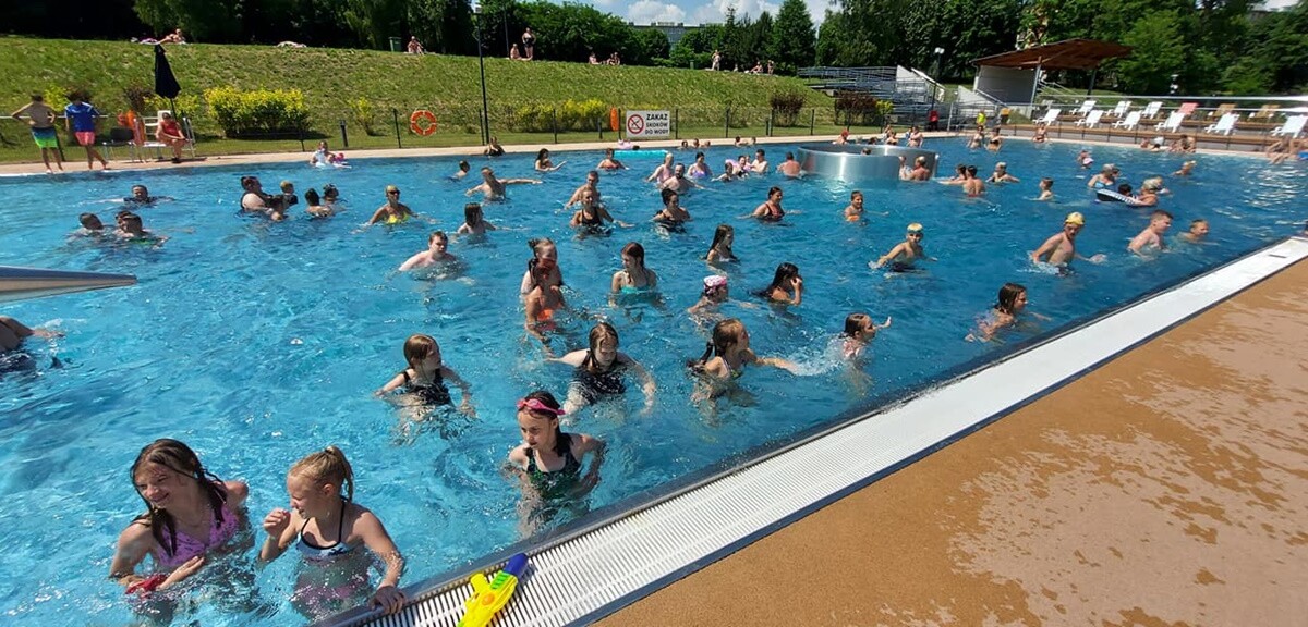 W ubiegłą sobotę (26.06) otwarte zostało kąpielisko przy ul. Ratowników w Nowym Bytomiu. Dzień później na rudzian odwiedzających basen czekał szereg atrakcji.