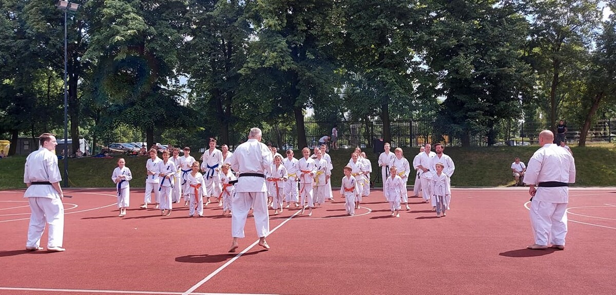W ubiegłą sobotę (26.06) otwarte zostało kąpielisko przy ul. Ratowników w Nowym Bytomiu. Dzień później na rudzian odwiedzających basen czekał szereg atrakcji.