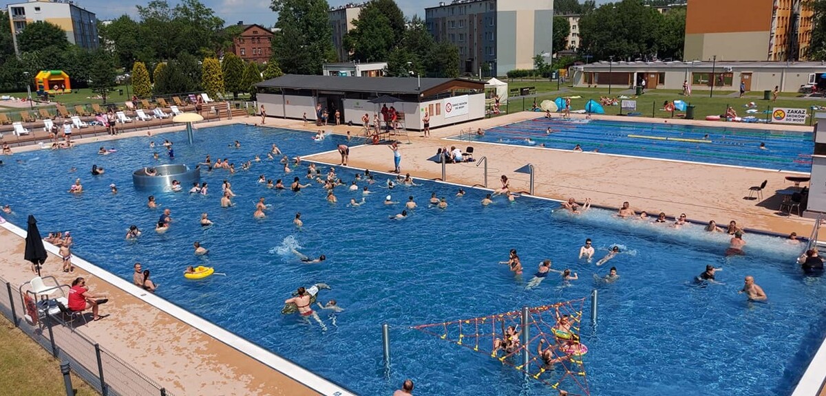 W ubiegłą sobotę (26.06) otwarte zostało kąpielisko przy ul. Ratowników w Nowym Bytomiu. Dzień później na rudzian odwiedzających basen czekał szereg atrakcji.