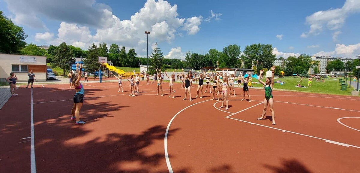 W ubiegłą sobotę (26.06) otwarte zostało kąpielisko przy ul. Ratowników w Nowym Bytomiu. Dzień później na rudzian odwiedzających basen czekał szereg atrakcji.