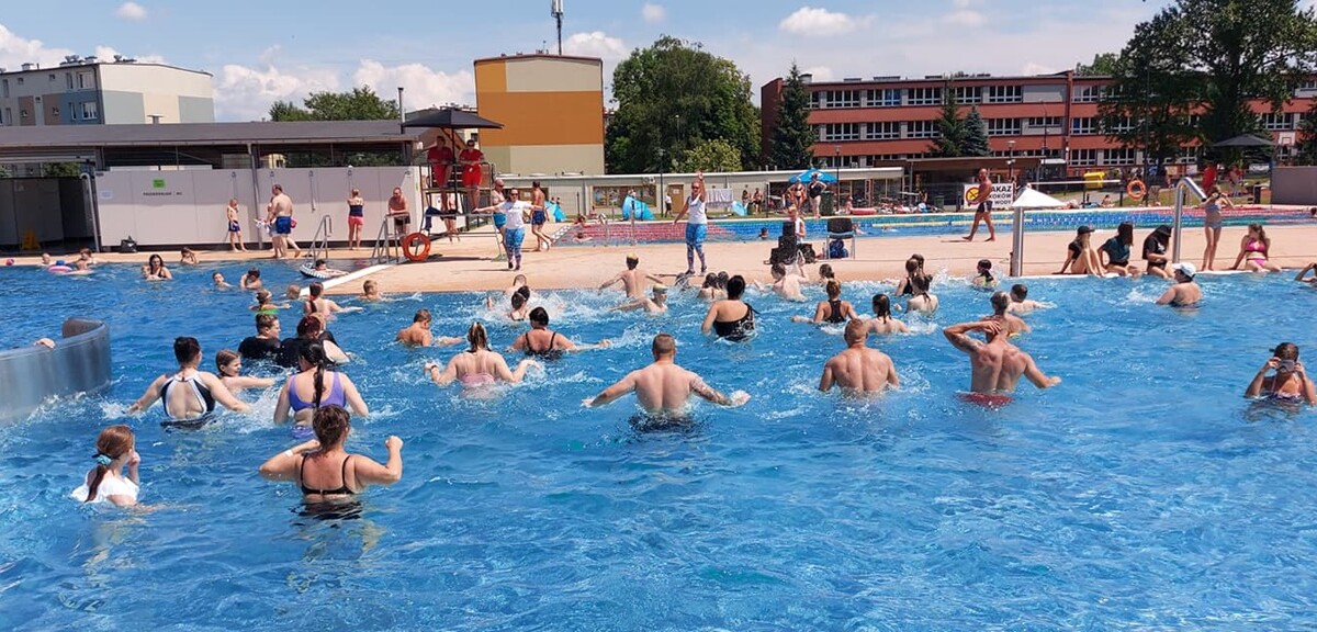 W ubiegłą sobotę (26.06) otwarte zostało kąpielisko przy ul. Ratowników w Nowym Bytomiu. Dzień później na rudzian odwiedzających basen czekał szereg atrakcji.