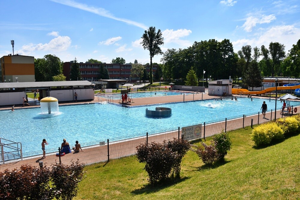 Lato zbliża się już dużymi krokami, a pogoda jest coraz lepsza. Mieszkańcy Rudy Śląskiej i okolic z niecierpliwością czekali na otwarcie letniego basenu w Nowym Bytomiu. Zobaczcie zdjęcia!

fot. Jacek Knapik