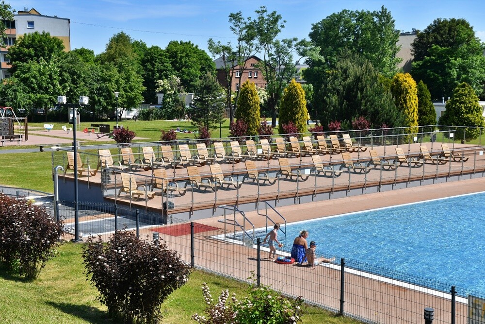 Lato zbliża się już dużymi krokami, a pogoda jest coraz lepsza. Mieszkańcy Rudy Śląskiej i okolic z niecierpliwością czekali na otwarcie letniego basenu w Nowym Bytomiu. Zobaczcie zdjęcia!

fot. Jacek Knapik