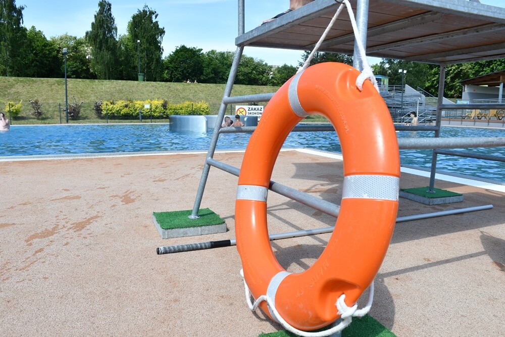 Lato zbliża się już dużymi krokami, a pogoda jest coraz lepsza. Mieszkańcy Rudy Śląskiej i okolic z niecierpliwością czekali na otwarcie letniego basenu w Nowym Bytomiu. Zobaczcie zdjęcia!

fot. Jacek Knapik