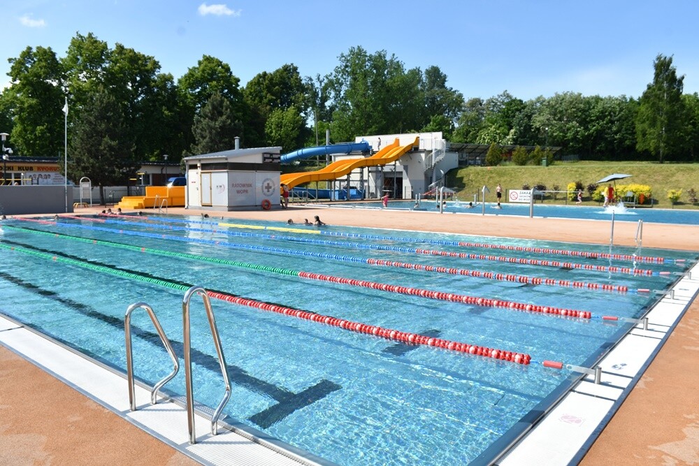 Lato zbliża się już dużymi krokami, a pogoda jest coraz lepsza. Mieszkańcy Rudy Śląskiej i okolic z niecierpliwością czekali na otwarcie letniego basenu w Nowym Bytomiu. Zobaczcie zdjęcia!

fot. Jacek Knapik