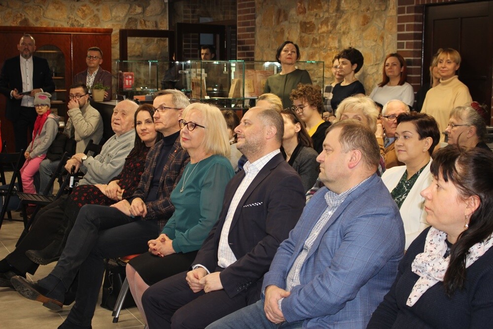 Wczoraj "Twórczym piątkiem na Ficinusie" została zainaugurowana działalność Biblioteki na zabytkowym osiedlu robotniczym przy ul. Kubiny 24. W budynku po modernizacji znajduje się wypożyczalnia centralna, wypożyczalnia dla dzieci, czytelnia czasopism, ekspozycja muzealna, punkt informacyjny oraz sala animacyjna.