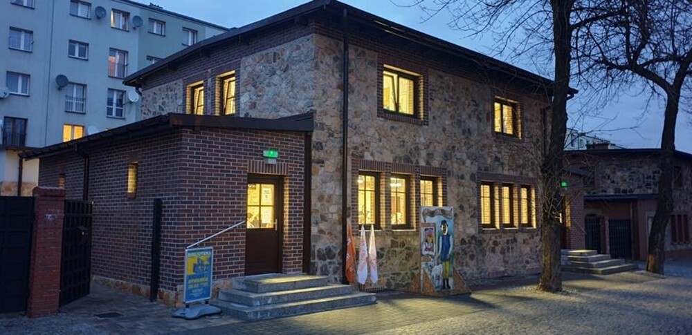 Wczoraj "Twórczym piątkiem na Ficinusie" została zainaugurowana działalność Biblioteki na zabytkowym osiedlu robotniczym przy ul. Kubiny 24. W budynku po modernizacji znajduje się wypożyczalnia centralna, wypożyczalnia dla dzieci, czytelnia czasopism, ekspozycja muzealna, punkt informacyjny oraz sala animacyjna.