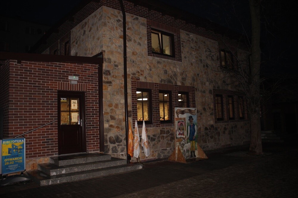 Wczoraj "Twórczym piątkiem na Ficinusie" została zainaugurowana działalność Biblioteki na zabytkowym osiedlu robotniczym przy ul. Kubiny 24. W budynku po modernizacji znajduje się wypożyczalnia centralna, wypożyczalnia dla dzieci, czytelnia czasopism, ekspozycja muzealna, punkt informacyjny oraz sala animacyjna.