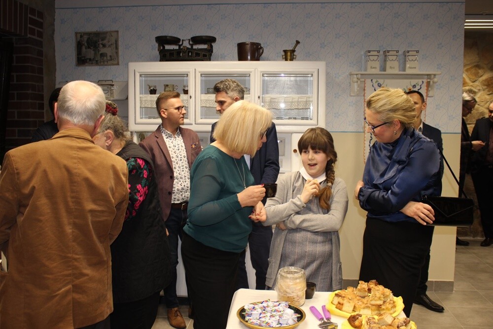 Wczoraj "Twórczym piątkiem na Ficinusie" została zainaugurowana działalność Biblioteki na zabytkowym osiedlu robotniczym przy ul. Kubiny 24. W budynku po modernizacji znajduje się wypożyczalnia centralna, wypożyczalnia dla dzieci, czytelnia czasopism, ekspozycja muzealna, punkt informacyjny oraz sala animacyjna.