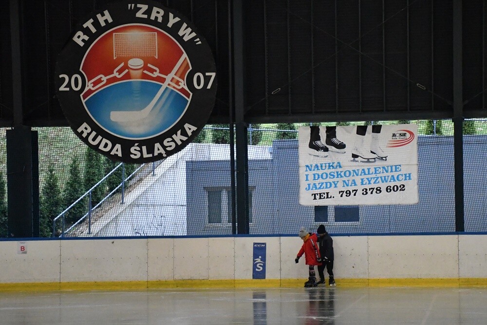 Zima zbliża się wielkimi krokami, więc rudzkie lodowisko otwiera się dla miłośników jednego z najpopularniejszych sportów zimowych – łyżwiarstwa.

fot. Jacek Knapik