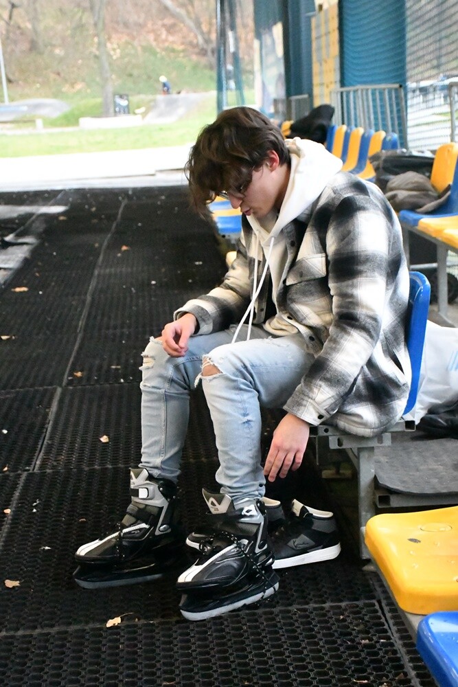 Zima zbliża się wielkimi krokami, więc rudzkie lodowisko otwiera się dla miłośników jednego z najpopularniejszych sportów zimowych – łyżwiarstwa.

fot. Jacek Knapik