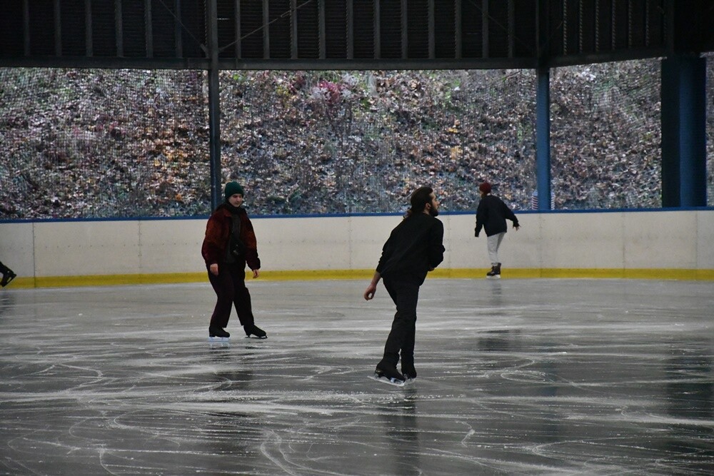 Zima zbliża się wielkimi krokami, więc rudzkie lodowisko otwiera się dla miłośników jednego z najpopularniejszych sportów zimowych – łyżwiarstwa.

fot. Jacek Knapik