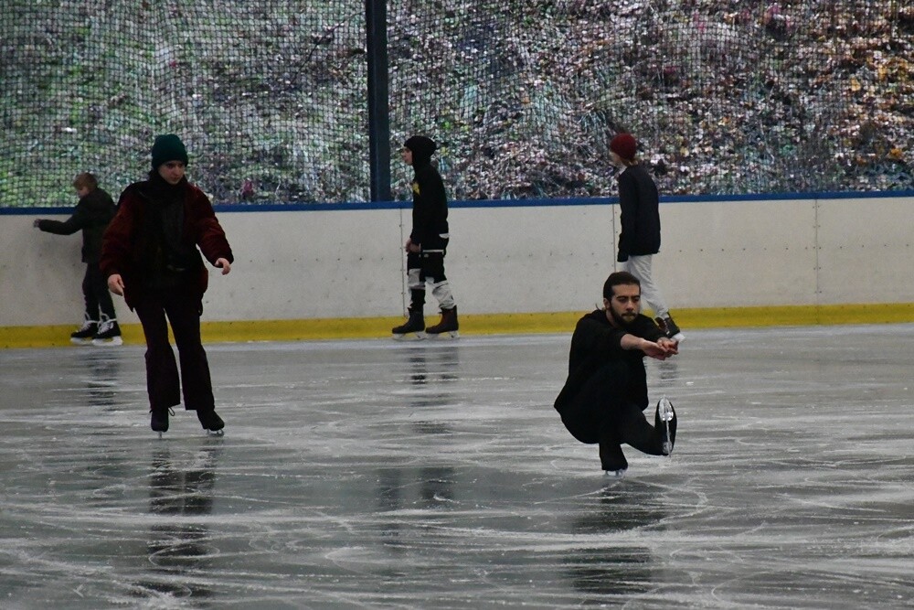 Zima zbliża się wielkimi krokami, więc rudzkie lodowisko otwiera się dla miłośników jednego z najpopularniejszych sportów zimowych – łyżwiarstwa.

fot. Jacek Knapik