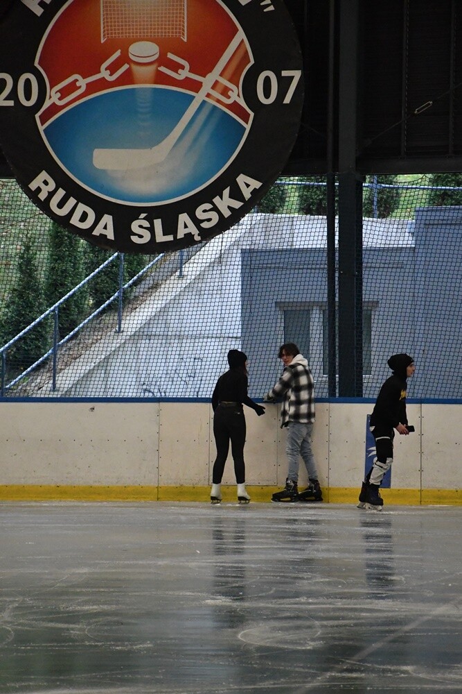 Zima zbliża się wielkimi krokami, więc rudzkie lodowisko otwiera się dla miłośników jednego z najpopularniejszych sportów zimowych – łyżwiarstwa.

fot. Jacek Knapik