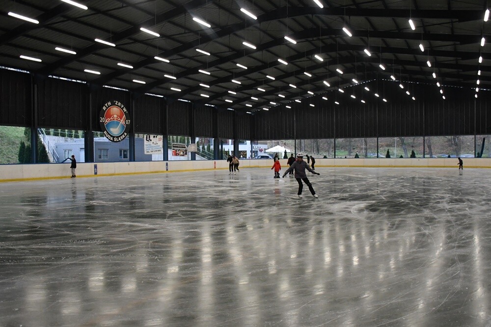 Zima zbliża się wielkimi krokami, więc rudzkie lodowisko otwiera się dla miłośników jednego z najpopularniejszych sportów zimowych – łyżwiarstwa.

fot. Jacek Knapik