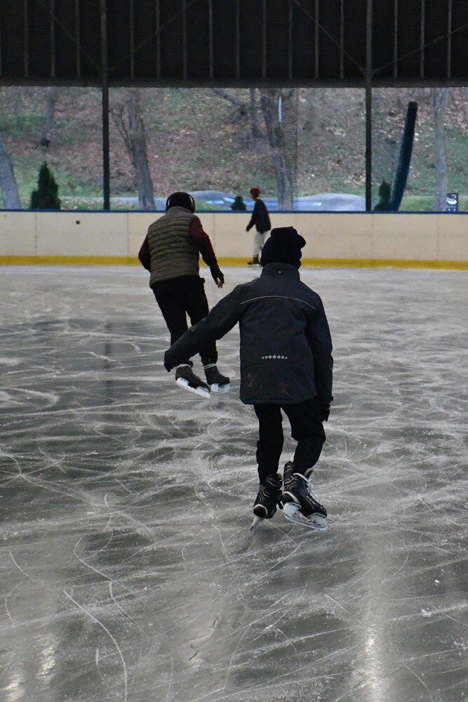 Zima zbliża się wielkimi krokami, więc rudzkie lodowisko otwiera się dla miłośników jednego z najpopularniejszych sportów zimowych – łyżwiarstwa.

fot. Jacek Knapik