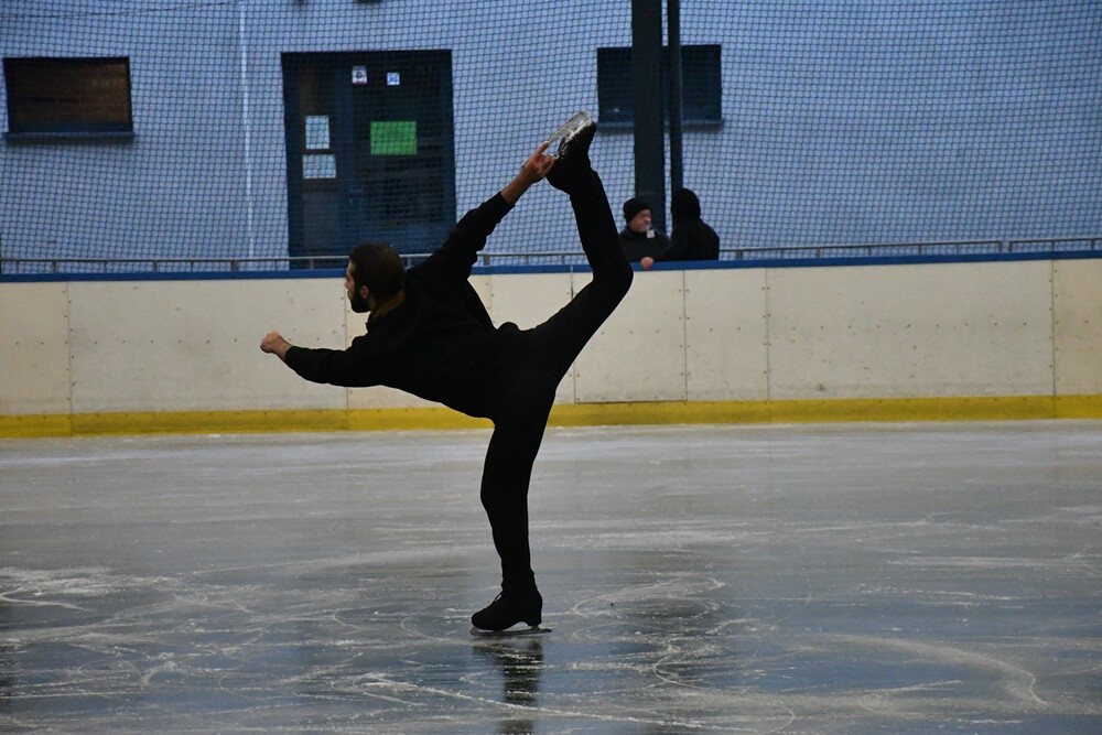 Zima zbliża się wielkimi krokami, więc rudzkie lodowisko otwiera się dla miłośników jednego z najpopularniejszych sportów zimowych – łyżwiarstwa.

fot. Jacek Knapik