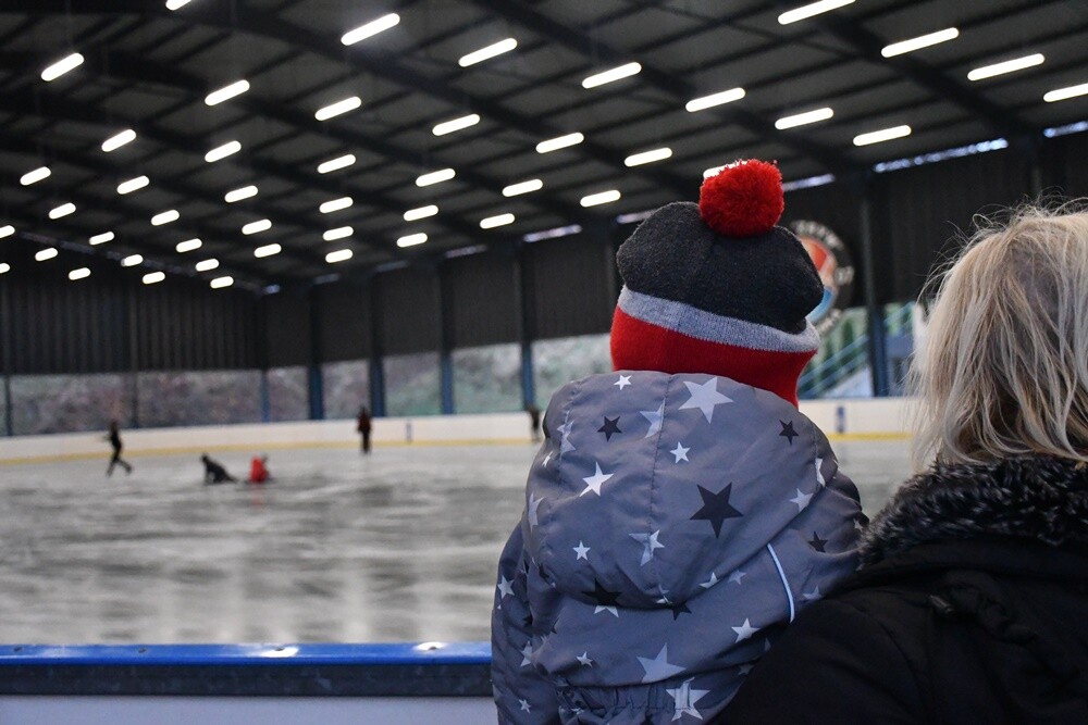 Zima zbliża się wielkimi krokami, więc rudzkie lodowisko otwiera się dla miłośników jednego z najpopularniejszych sportów zimowych – łyżwiarstwa.

fot. Jacek Knapik