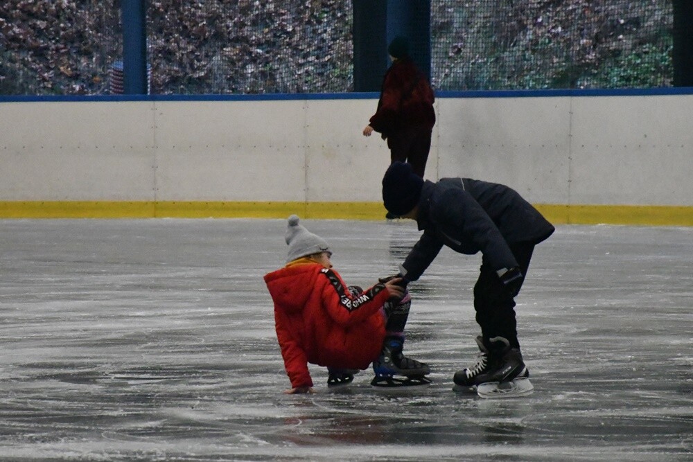Zima zbliża się wielkimi krokami, więc rudzkie lodowisko otwiera się dla miłośników jednego z najpopularniejszych sportów zimowych – łyżwiarstwa.

fot. Jacek Knapik