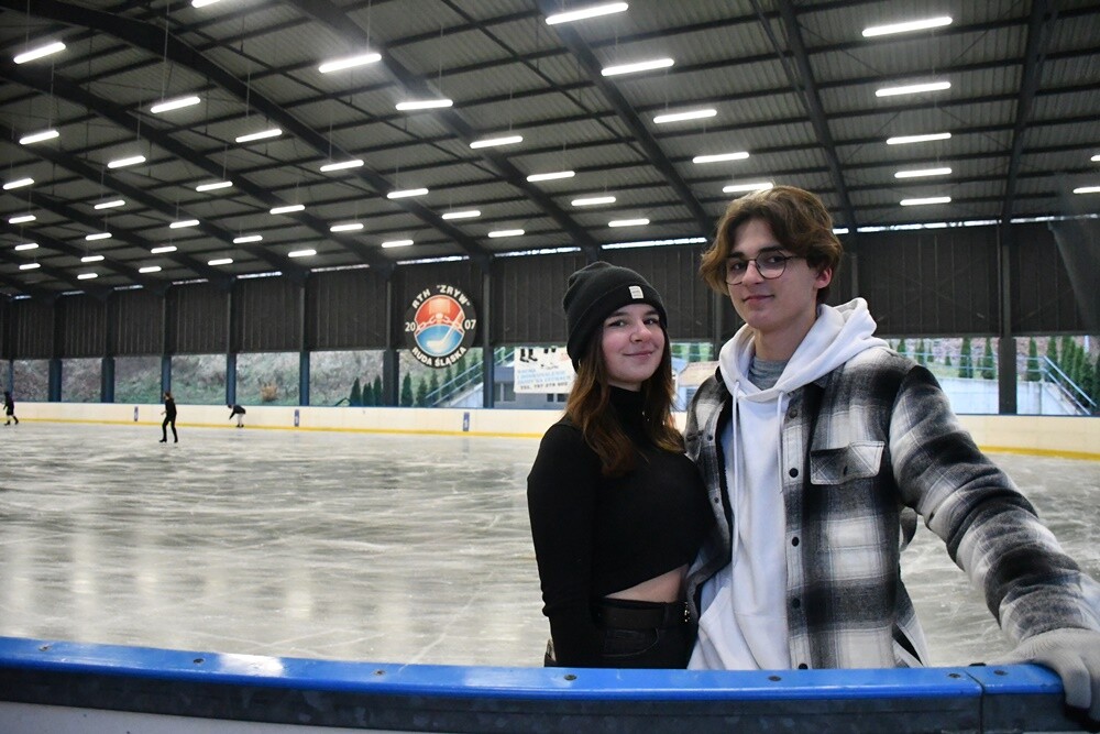 Zima zbliża się wielkimi krokami, więc rudzkie lodowisko otwiera się dla miłośników jednego z najpopularniejszych sportów zimowych – łyżwiarstwa.

fot. Jacek Knapik