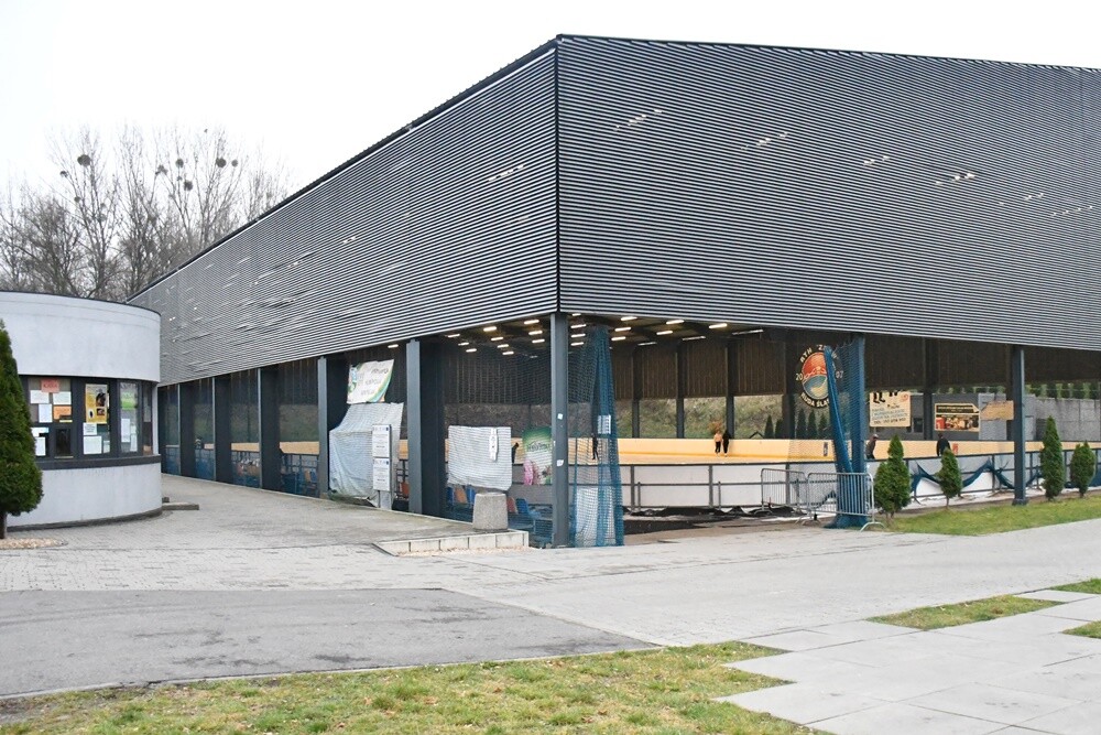 Zima zbliża się wielkimi krokami, więc rudzkie lodowisko otwiera się dla miłośników jednego z najpopularniejszych sportów zimowych – łyżwiarstwa.

fot. Jacek Knapik