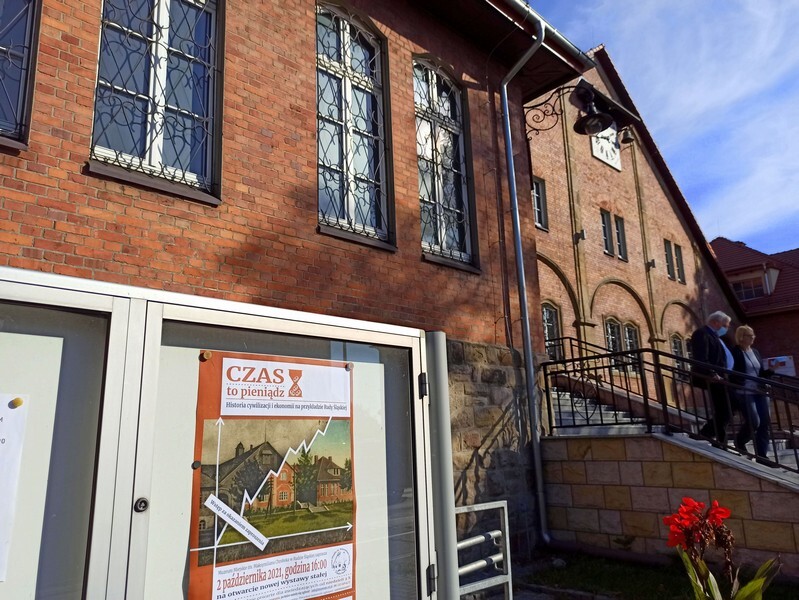 Muzeum Miejskie im. Maksymiliana Chroboka w Rudzie Śląskiej ponownie otwarte! Po modernizacji placówka ta zainaugurowała działalność w sobotę, 2 października. Remont rudzkiego muzeum dobiegł końca. Inwestycja pochłonęła 9 mln złotych. A efekty? Zobaczcie sami!