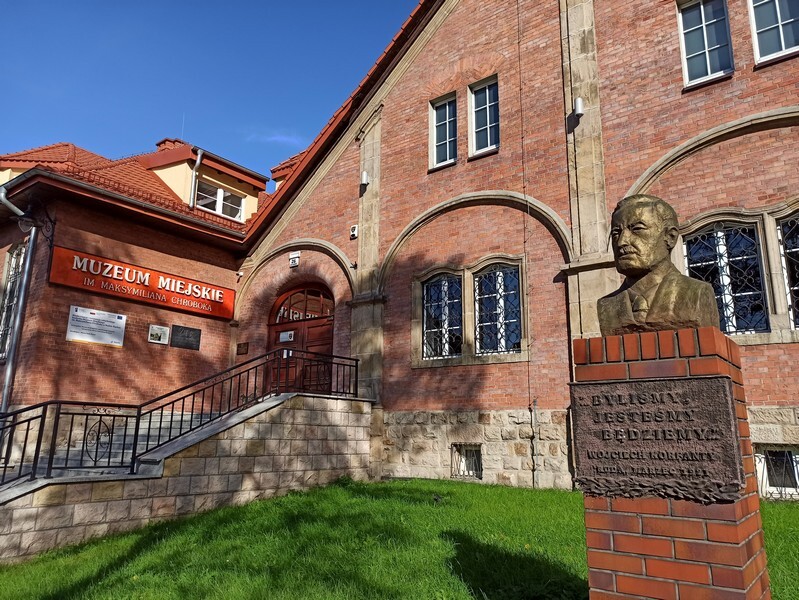 Muzeum Miejskie im. Maksymiliana Chroboka w Rudzie Śląskiej ponownie otwarte! Po modernizacji placówka ta zainaugurowała działalność w sobotę, 2 października. Remont rudzkiego muzeum dobiegł końca. Inwestycja pochłonęła 9 mln złotych. A efekty? Zobaczcie sami!