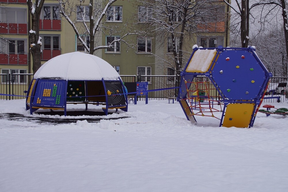 W Rudzie Śląskiej powstało nowe podwórko Nivea. Dzisiaj w Szkole Podstawowej świętowano dzień patrona oraz uroczyście otwarto nowy plac zabaw.