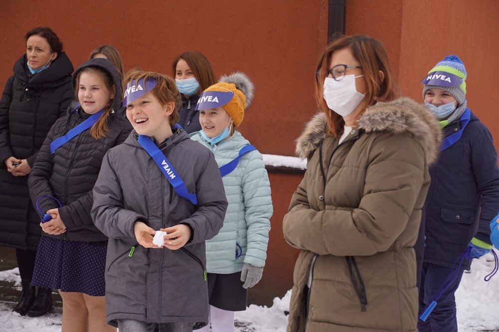W Rudzie Śląskiej powstało nowe podwórko Nivea. Dzisiaj w Szkole Podstawowej świętowano dzień patrona oraz uroczyście otwarto nowy plac zabaw.