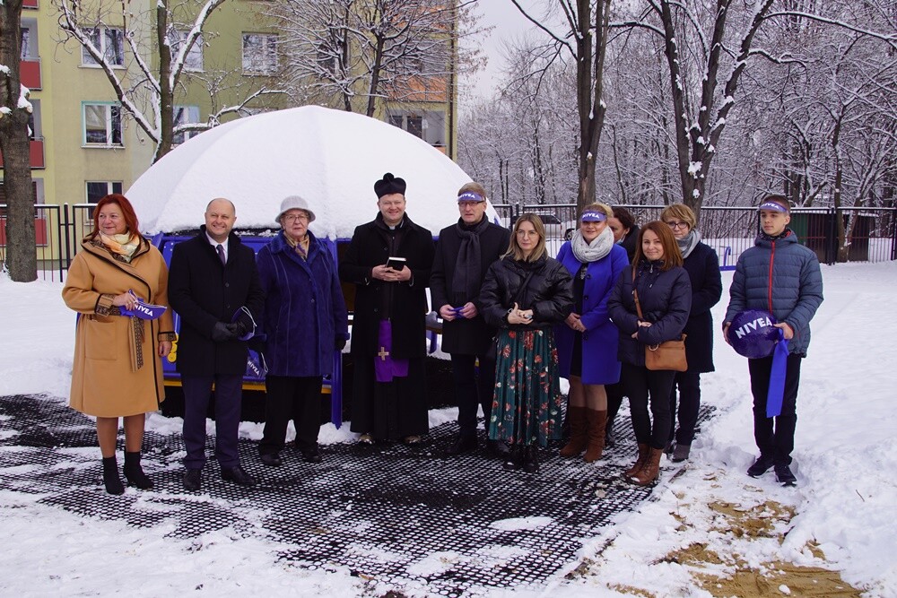 W Rudzie Śląskiej powstało nowe podwórko Nivea. Dzisiaj w Szkole Podstawowej świętowano dzień patrona oraz uroczyście otwarto nowy plac zabaw.