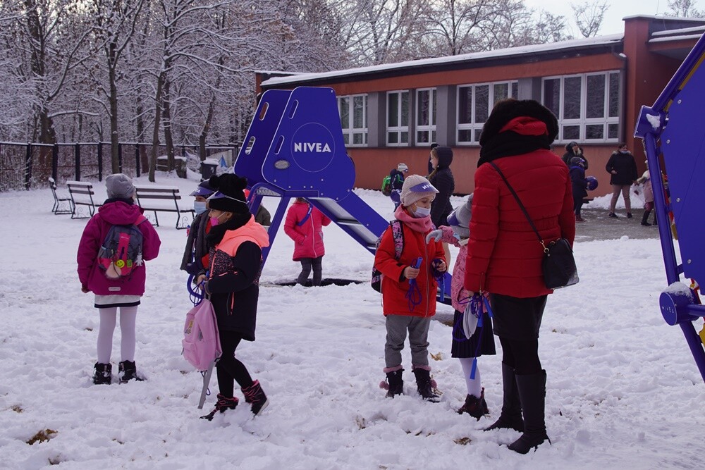 W Rudzie Śląskiej powstało nowe podwórko Nivea. Dzisiaj w Szkole Podstawowej świętowano dzień patrona oraz uroczyście otwarto nowy plac zabaw.
