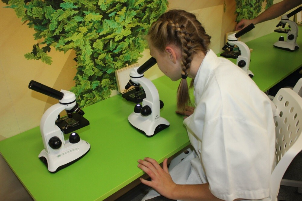 W sobotę na terenie Szkoły Podstawowej nr 13 im. Alfreda Szklarskiego z oddziałami integracyjnymi do użytku została oficjalnie oddana nowoczesna pracownia przyrodnicza oraz kompleks boisk.