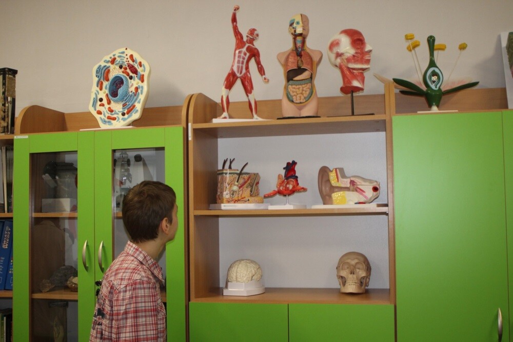 W sobotę na terenie Szkoły Podstawowej nr 13 im. Alfreda Szklarskiego z oddziałami integracyjnymi do użytku została oficjalnie oddana nowoczesna pracownia przyrodnicza oraz kompleks boisk.